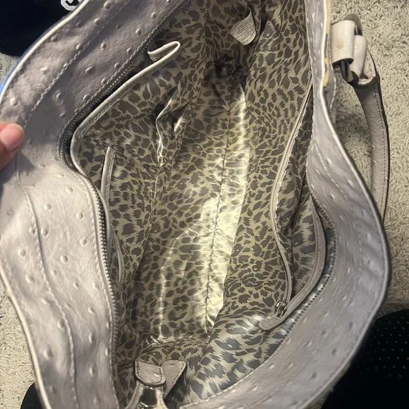 Large Guess Purse - Picture 2 of 3